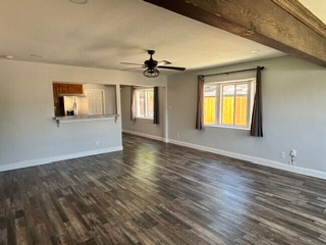 Building Photo - Beautiful Remodeled Home in Tehachapi!
