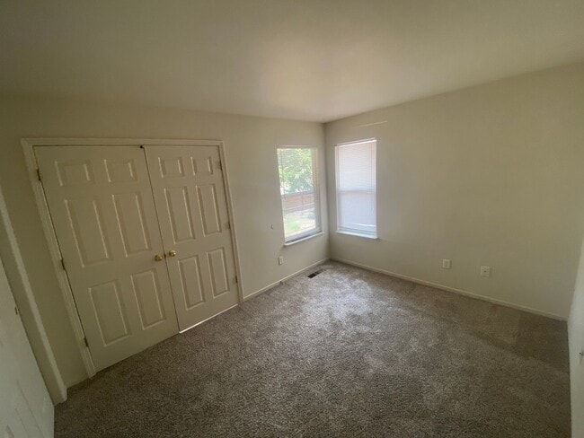 Building Photo - Charming 3 Bedroom