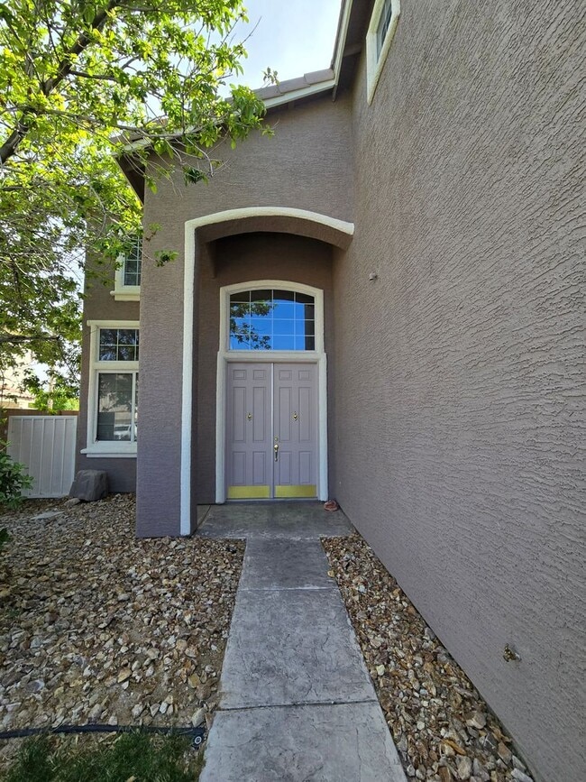 Building Photo - An Amazing NW Home! Over 3300 sq ft w/ pool & spa! Must see!