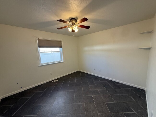 Building Photo - 3-bedroom, 2-bathroom home with an additional office