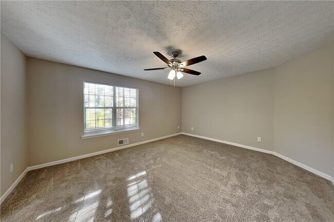 Building Photo - 260 King William Dr