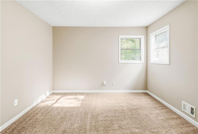 Building Photo - 3950 Lookout Point Dr