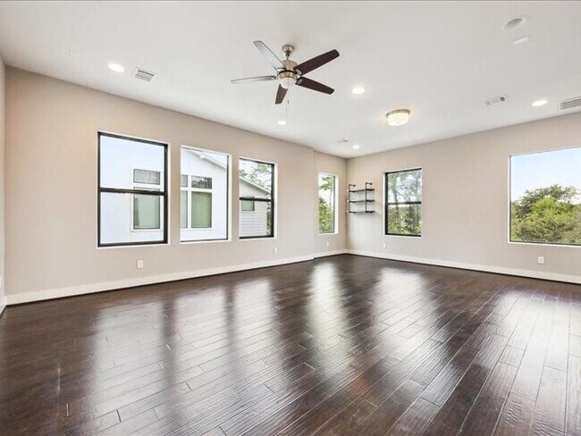 Building Photo - 3212 N MacGregor Way