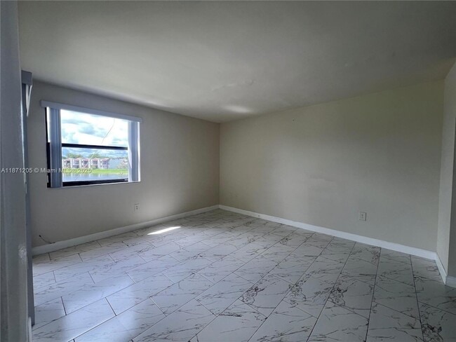 Building Photo - 480 W Park Dr