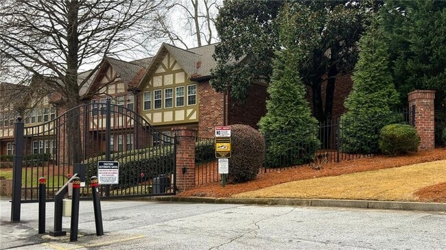 Building Photo - 2825 Ne Expressway Unit O2