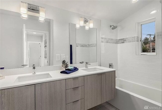 Building Photo - Spacious 4-Bed, 2.5-Bath Townhome with Mod...