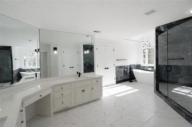 Building Photo - 1430 Hillcrest Heights