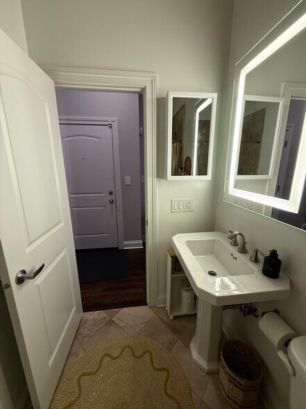Second bath - 1116 W Hubbard St