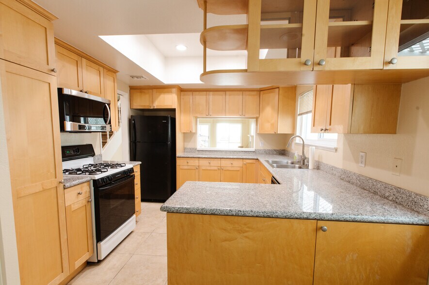Building Photo - 10933 Wellworth Ave