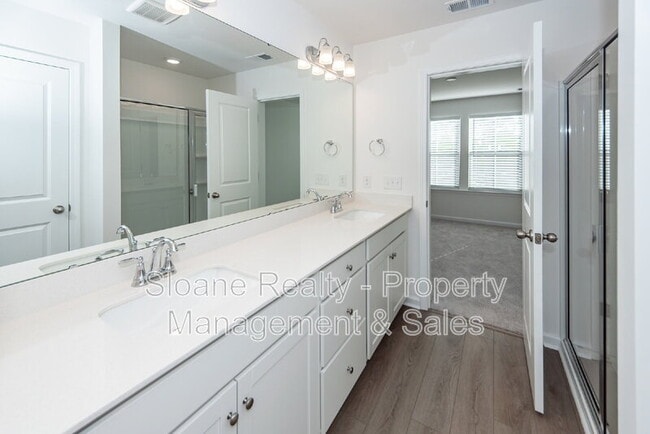 Building Photo - 4633 Forest Hills Dr