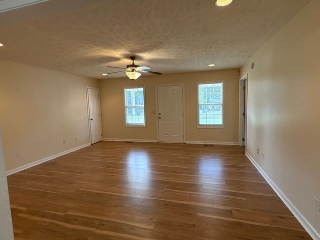 Building Photo - 3 Bedroom Home with Large Back Yard and Deck.
