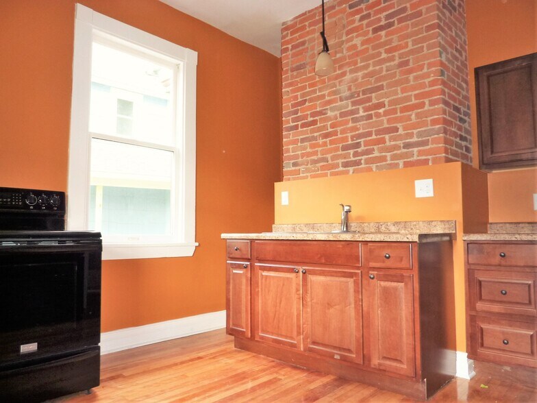 Building Photo - 361 Bates Ave