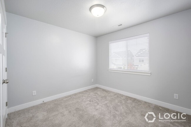 Building Photo - Gorgeous Townhome in Great Location!