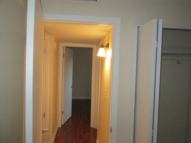 Hallway between bedrooms and bathroom - 3530 Parkmoor Village Dr