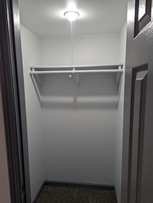 Building Photo - Complete New Remodel: cozy, 1-bedroom apt w/all new kitchen and bath, overlooking Mill Run