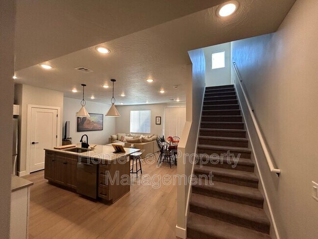 Building Photo - 3954 Razor Dr