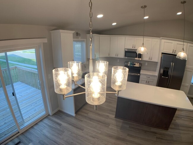 Building Photo - 4 Bed 3 Bath Single Family Home