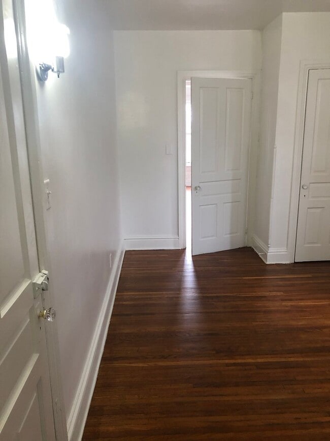 Building Photo - 1 Bedroom 1 Bath, 2nd Floor on the Avenues-York City SD