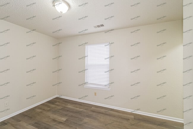 Building Photo - 819 NE Pollard St