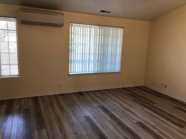Building Photo - Beautiful 3 bedroom 2 bathroom house in a ...