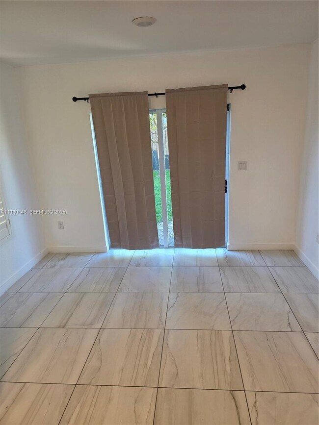 Building Photo - 600 NE 4th Ter