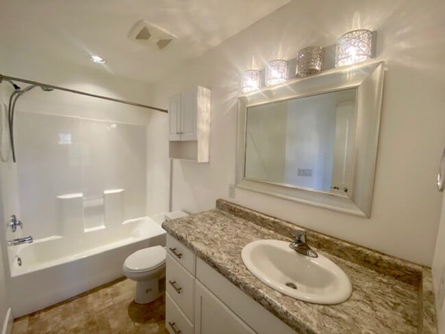 Building Photo - SPACIOUS TOWNHOME IN WASHINGTON