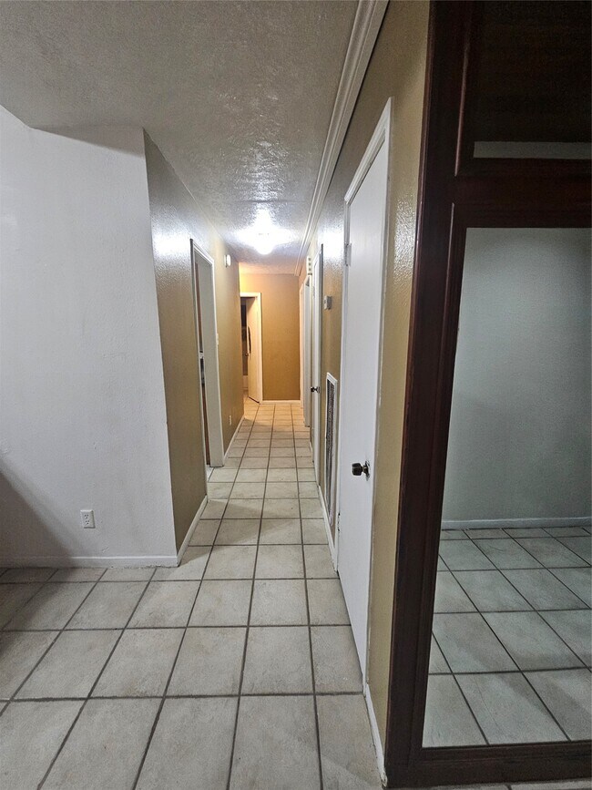 Building Photo - 4011 Alshire Dr