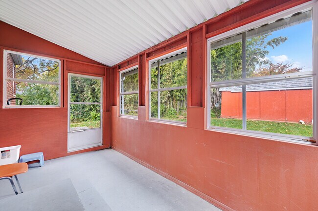 Building Photo - 302 Taylor Ave