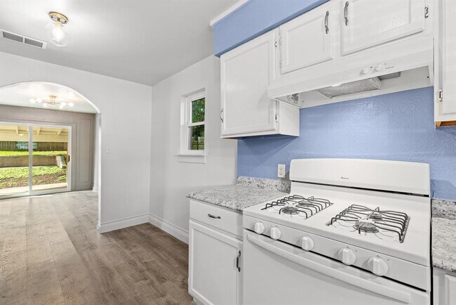 Building Photo - 600 Pin Tail Ln