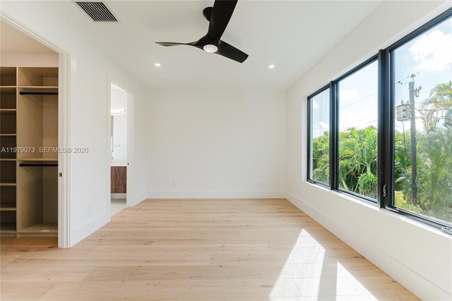 Building Photo - 464 NE 6th St