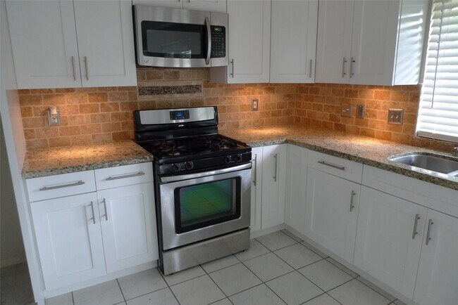 Building Photo - 15406 Ensenada Dr