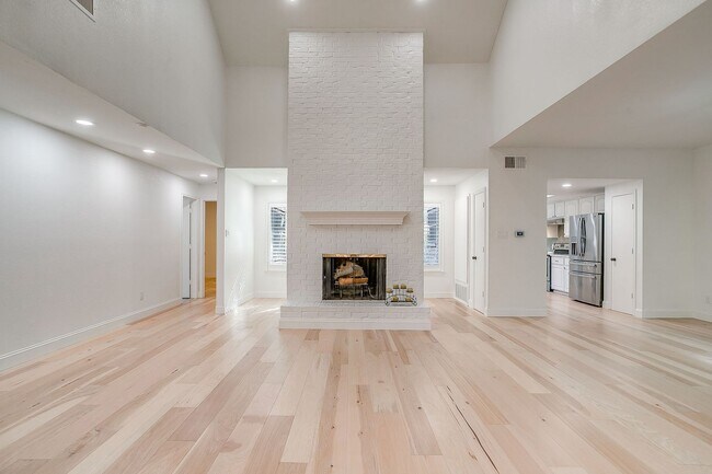 Building Photo - Easy Townhouse Living