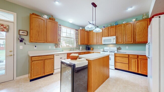 Building Photo - 7053 Sycamore Run Dr