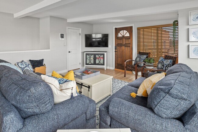 Building Photo - 3 bed 2.5  bath in the Heart of Mission Beach