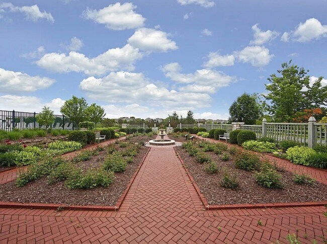 Building Photo - Gorgeous 2bed 2bath Townhome in Bailey’s Arbor