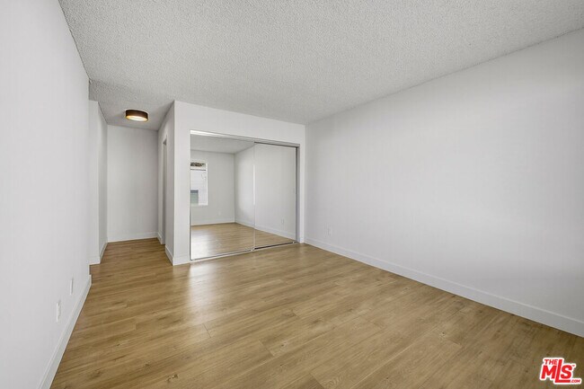 Building Photo - 1352 S Carmelina Ave