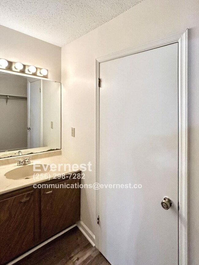 Building Photo - 2-Bedroom Home with Modern Amenities Near ...
