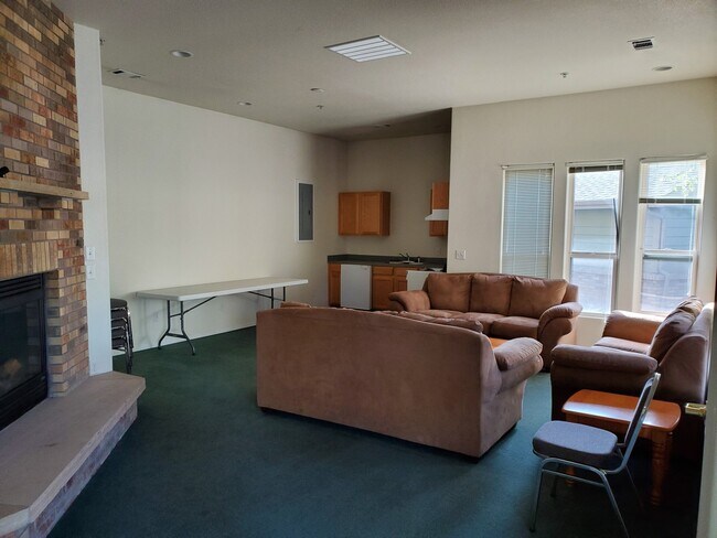 Building Photo - Spacious 3 bed, 3.5 bath condo in Rigden F...