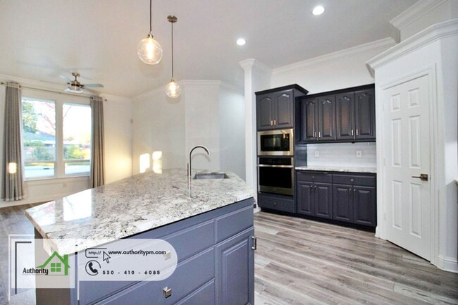 Building Photo - 2724 Western Oak Dr