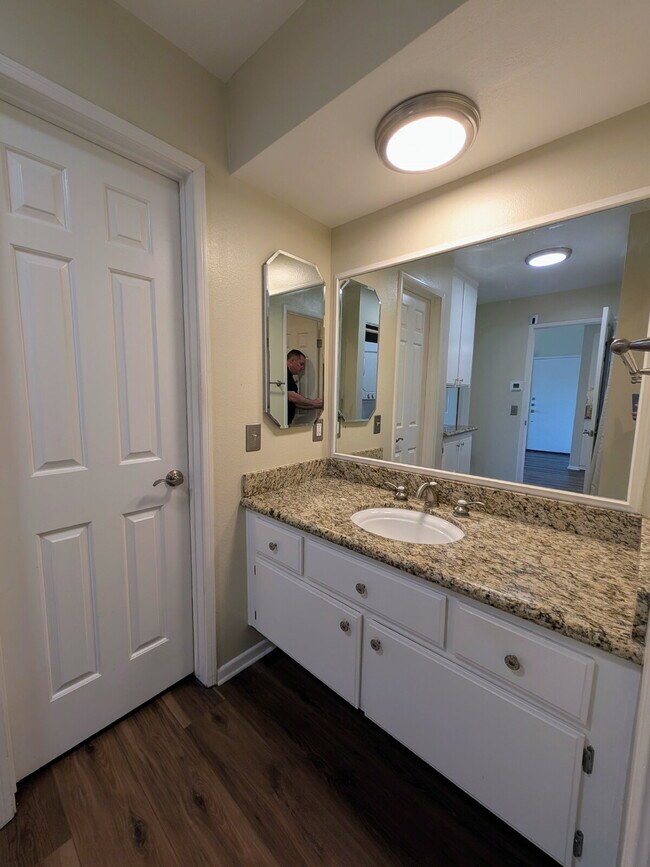 Building Photo - MOVE-IN READY – 1 BEDROOM CONDO IN GATED TUSTIN COMMUNITY (UNIT 70)