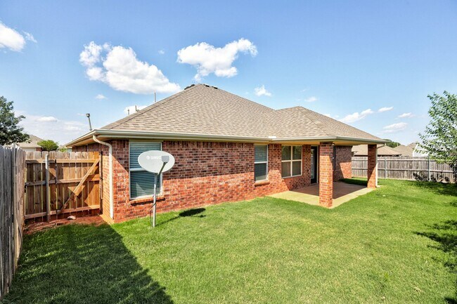 Building Photo - Spacious 4-Bedroom Home with Modern Upgrad...