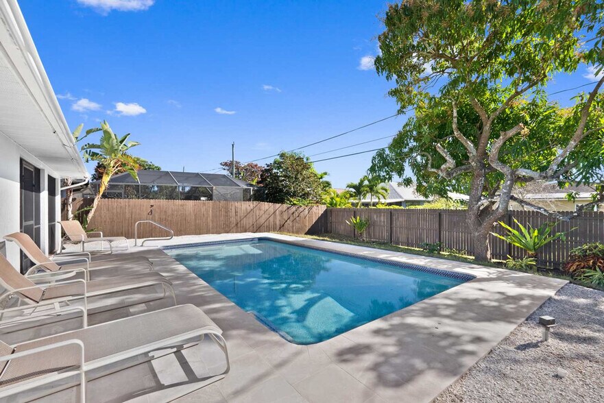 Building Photo - 663 106th Ave N