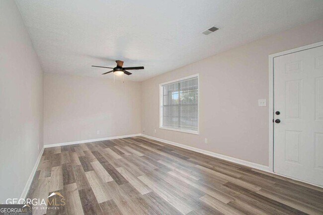Building Photo - 2243 7 Oaks Cir