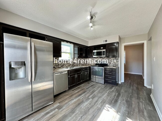 Building Photo - Wonderful Northland Home w/ an Updated Kit...