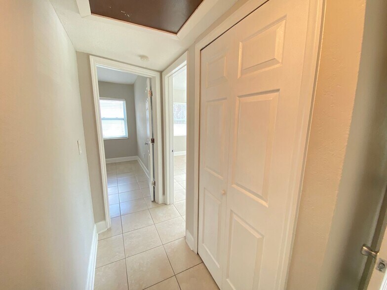 Building Photo - Available Now! 2/2 Bungalow near Downtown