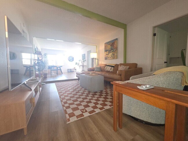 Building Photo - Mid-town Ventura 3 Bedroom 2 bath single level home