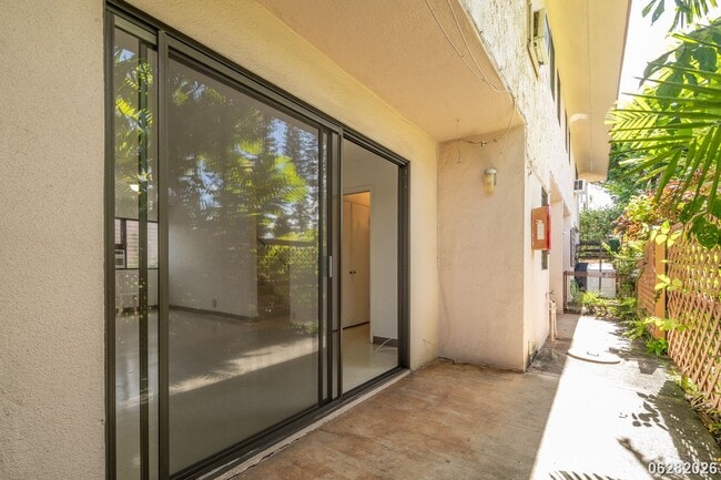 Building Photo - Rarely Available 3-bed/2.5-bath/2-parking Townhouse in Aiea