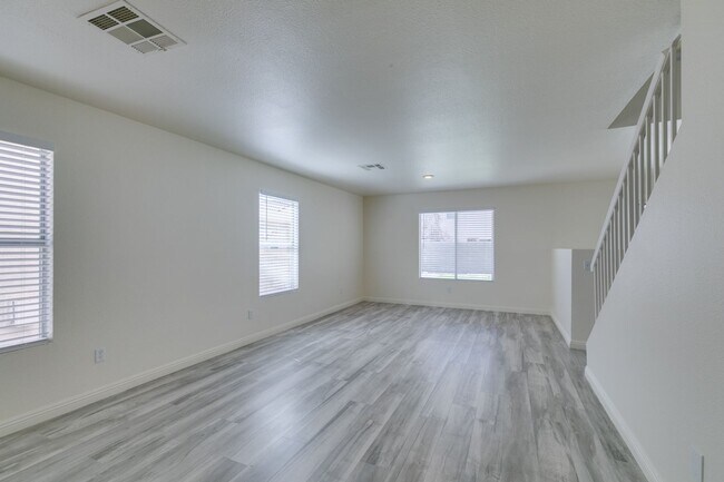 Building Photo - Stunning 4 bedroom, 2.5 bathroom