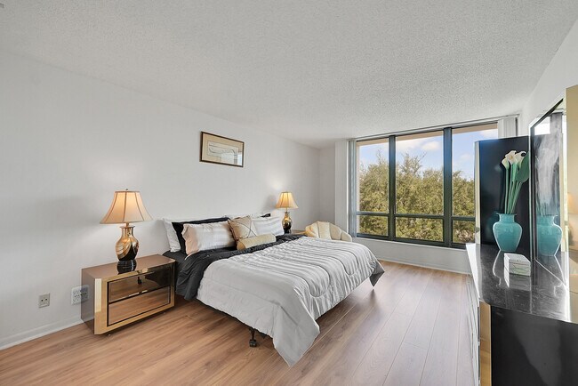 Building Photo - 7835 Lakeside Blvd