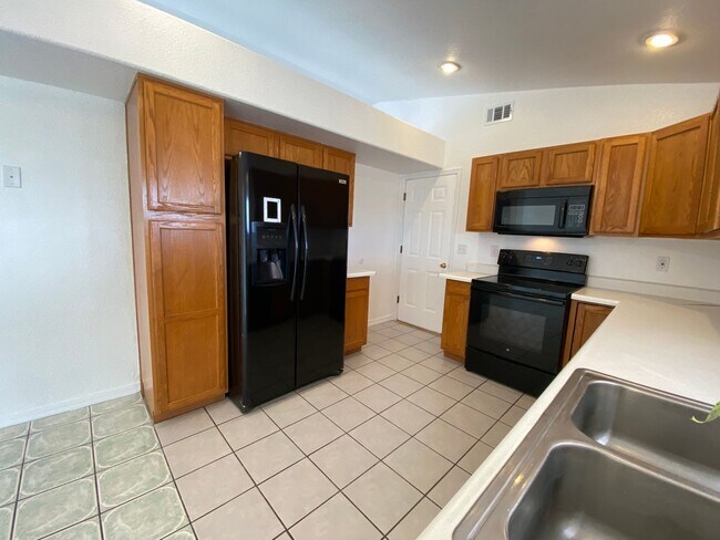 Building Photo - Great 3 Bedroom Home in Golden Valley on Pavement!